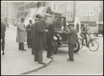 Een prachtig sfeerplaatje met op de achtergrond het net opgeleverde gebouw
<br/>
Stadsarchief Amsterdam, Circa 1928-1930